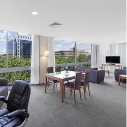 Park Regis Griffin Suites - Centrally located studios and apartments just 5 minutes' from St Kilda and Chapel Street with free internet access in the lobby, room service and laundry facilities.
